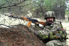 Военная подготовка военнослужащих-новобранцев на одном из полигонов учебного центра ВСУ