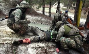 Военная подготовка военнослужащих-новобранцев на одном из полигонов учебного центра ВСУ