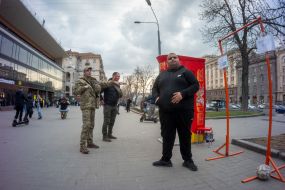 Мужчины возле спортивных аттракционов на Крещатике