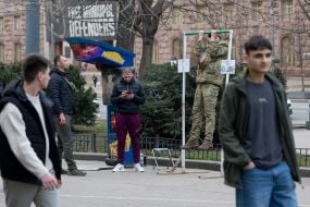 Військовослужбовець на турніку-атракціоні на Хрещатику