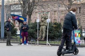 Військовослужбовець на турніку-атракціоні на Хрещатику