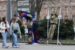 Військовослужбовець на турніку-атракціоні на Хрещатику