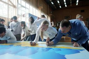 Олимпийцы ставят отпечатки ладоней и автографы на карте Украины