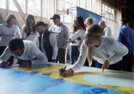 Олимпийцы ставят отпечатки ладоней и автографы на карте Украины