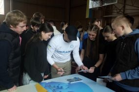 Юрий Чебан раздает автографы