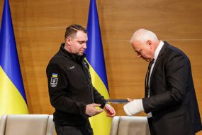 Кирило Буданов  вручає грамоту єпископу ЗРЦ Олександру Зан-Фабіану