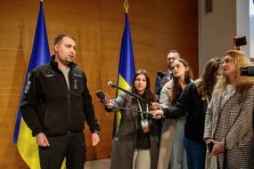 Кирило Буданов спілкується з журналістами