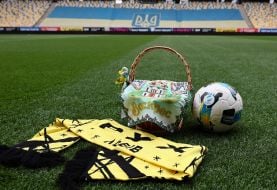 Пасхальний кошик та м'яч на полі стадіону