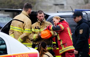 Спасатели, сотрудник полиции и медработник