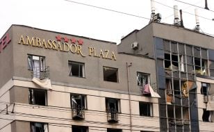 Поврежденный в результате ракетной атаки отель в Киеве