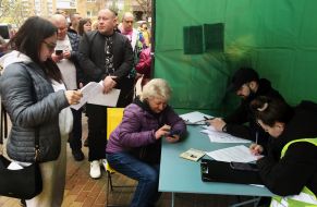 Accepting applications from residents of a residential building damaged by a rocket strike