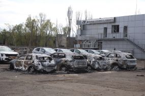 Сгоревшие в результате ракетной атаки автомобили  в Киеве