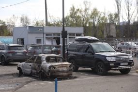 Сгоревший в результате ракетной атаки автомобиль  в Киеве