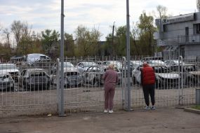 Сгоревшие в результате ракетной атаки автомобили  в Киеве