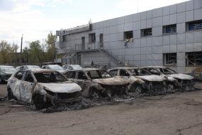 Сгоревшие в результате ракетной атаки автомобили  в Киеве