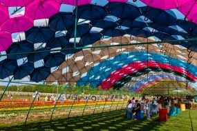 Відвідувачі відпочивають в альтанці