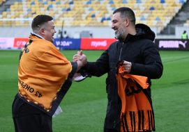 Арда Туран вручает ветерану войны Богдану Варанице игровую форму с его фамилией