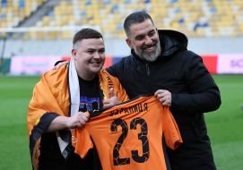 Арда Туран вручает ветерану войны Богдану Варанице игровую форму с его фамилией