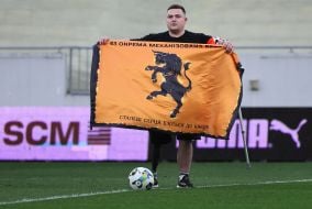 Ветеран войны Богдан Вараница (позывной «Варан») выполняет первый символический удар по мячу