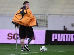 Ветеран войны Богдан Вараница (позывной «Варан») выполняет первый символический удар по мячу