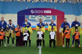 Игроки команд исполняют гимн перед матчем