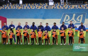 Игроки команд исполняют гимн перед матчем