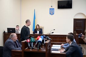 Заседание Печерского суда по избранию меры пресечения двум патрульным полицейским, покинувшим место теракта