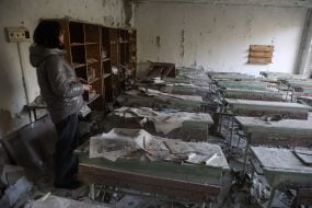 Классная комната в полуразрушенном здании школы в Припяти