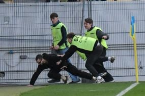 Стюарты ловят выбежавшего на поле болельщика