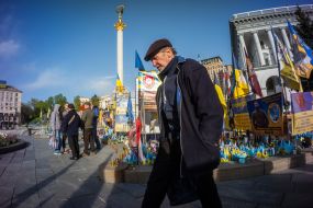 Люди біля прапорців на згадку про загиблих захисників України