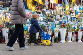 An improvised memorial to the fallen Ukrainian soldiers in Kyiv