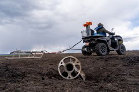 Разминирование поля с помощью усовершенствованного украинского рамочного миноискателя "Трембита"