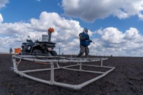 Разминирование поля с помощью усовершенствованного украинского рамочного миноискателя "Трембита"