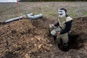 Разминирование поля с помощью усовершенствованного украинского рамочного миноискателя "Трембита"