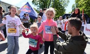 Маленькі бігуни готуються до забігу