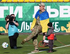 Військовослужбовець робить перший символічний удар по м'ячу