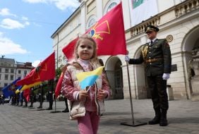 Дівчинка з прапором України