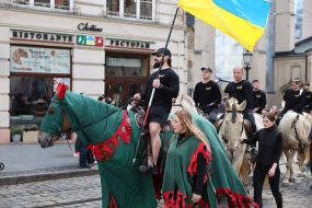 Ветерани й пацієнти UNBROKEN урочистою кінною ходою проїхали центральними вулицями