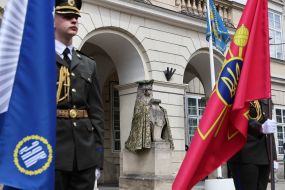 Церемонія винесення прапорів військових та оборонних структур України
