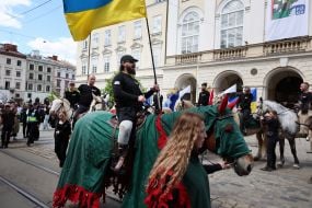 Ветерани й пацієнти UNBROKEN урочистою кінною ходою проїхали центральними вулицями