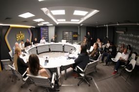 Учасники круглого столу в пресцентрі УНІАН