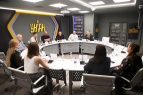 Учасники круглого столу в пресцентрі УНІАН