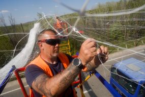 Антидронові сітки встановлюють на кільцевій дорозі Харкова