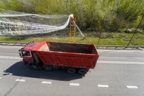 Антидронові сітки встановлюють на кільцевій дорозі Харкова