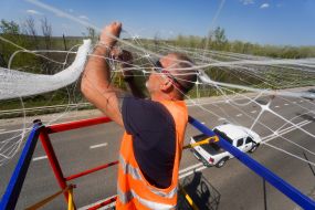 Антидронові сітки встановлюють на кільцевій дорозі Харкова