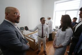 Гости знакомятся с обучающей базой