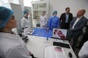 Гости знакомятся с обучающей базой
