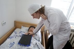 Студент на практическом занятии в оснащенной симуляторами палате