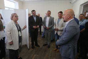 Неля Корниец общается с гостями
