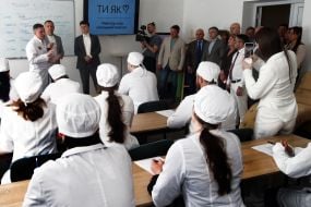 Гости знакомятся с обучающей базой